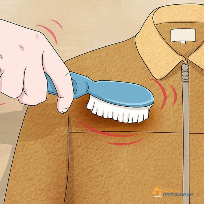 Dùng bàn chải đánh sạch vết bẩn trên áo